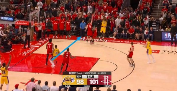 网上配资开户 小贾末节最后“帮”詹姆斯做了一个移动掩护 挡住了申京的封盖